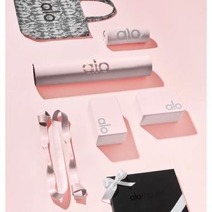 Alo Yoga Ultimate home yoga set
